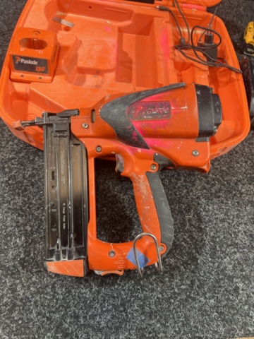 1469646-3 Caulking gun, screwdriver and battery charger - DeWalt / Paslode / Makita