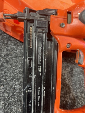 1469646-4 Caulking gun, screwdriver and battery charger - DeWalt / Paslode / Makita