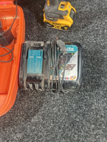 1469646-5 Caulking gun, screwdriver and battery charger - DeWalt / Paslode / Makita