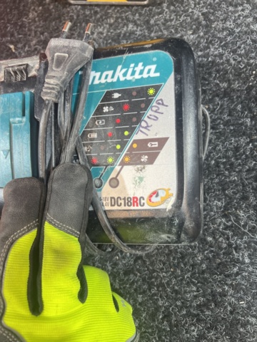 1469646-6 Caulking gun, screwdriver and battery charger - DeWalt / Paslode / Makita