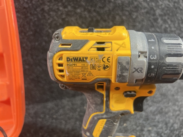 1469646-8 Caulking gun, screwdriver and battery charger - DeWalt / Paslode / Makita