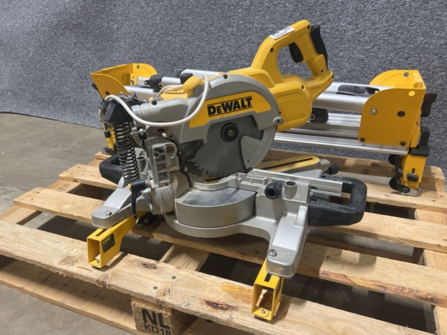 1469648-2 Crosscut and miter saw with saw table - DeWalt DWS777-QS / DE7025-XJ