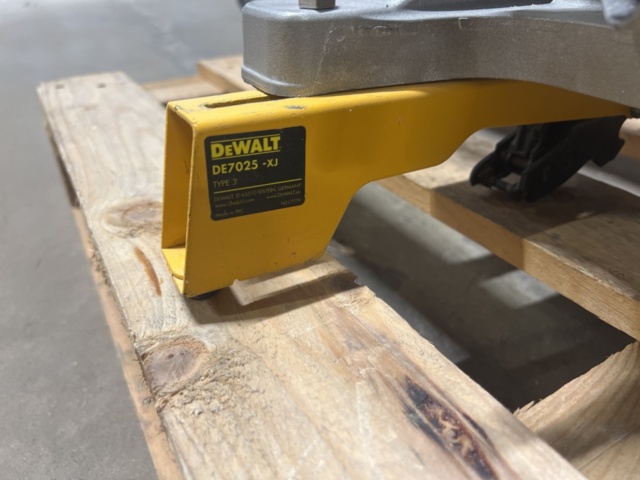1469648-3 Crosscut and miter saw with saw table - DeWalt DWS777-QS / DE7025-XJ
