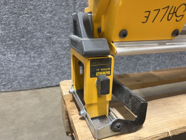 1469648-6 Crosscut and miter saw with saw table - DeWalt DWS777-QS / DE7025-XJ