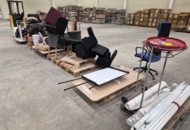 1347218 Kontorsmöbler – Blandade modeller, stolar, bord, omonterat