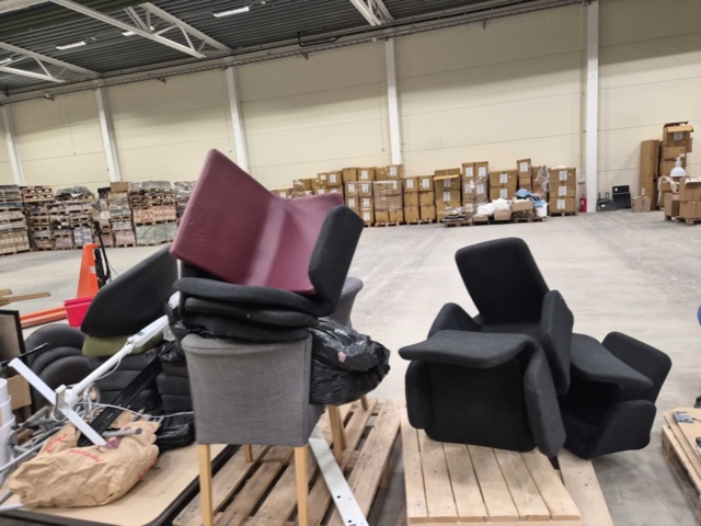 1347218-2 Kontorsmöbler – Blandade modeller, stolar, bord, omonterat