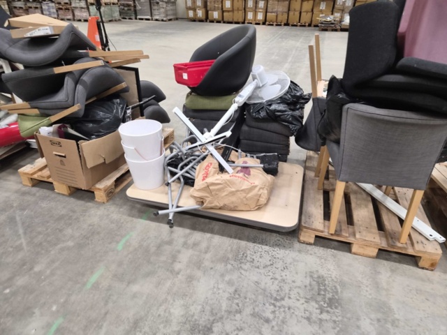 1347218-3 Kontorsmöbler – Blandade modeller, stolar, bord, omonterat