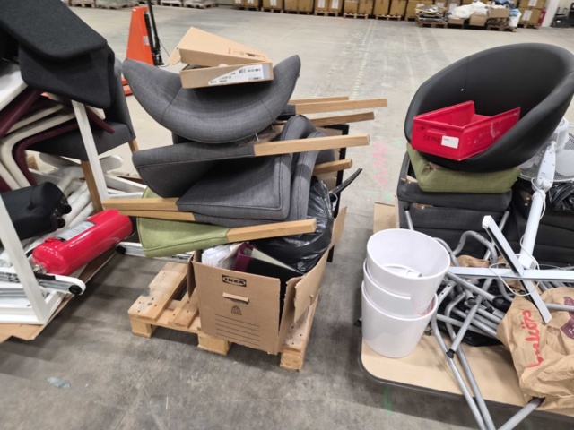 1347218-4 Kontorsmöbler – Blandade modeller, stolar, bord, omonterat