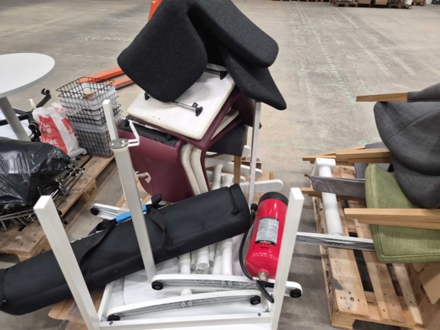 1347218-5 Kontorsmöbler – Blandade modeller, stolar, bord, omonterat