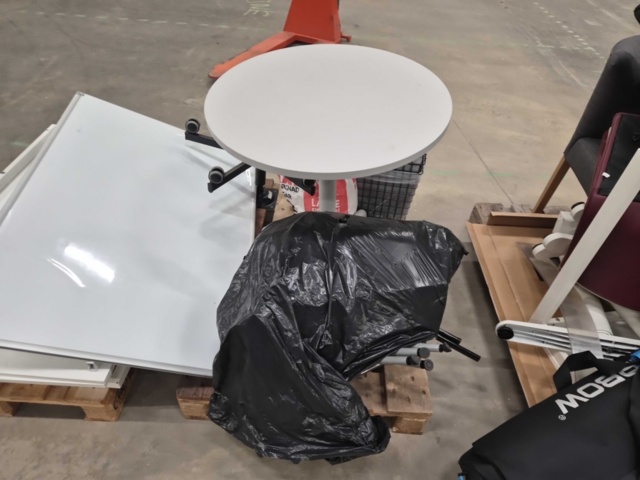 1347218-6 Kontorsmöbler – Blandade modeller, stolar, bord, omonterat