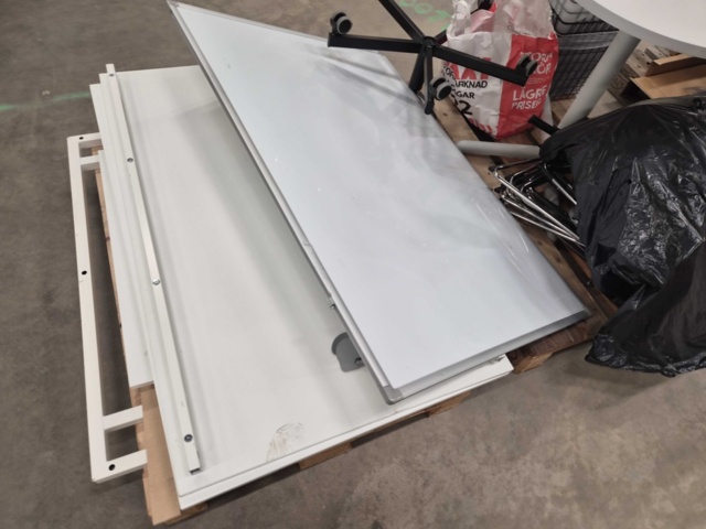 1347218-7 Kontorsmöbler – Blandade modeller, stolar, bord, omonterat