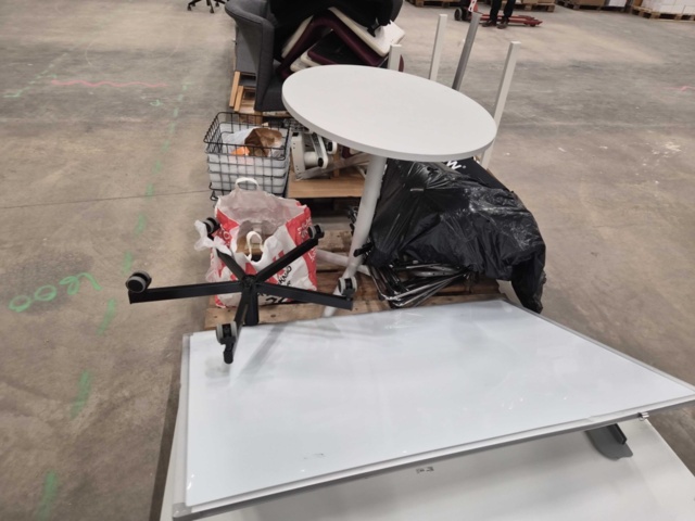 1347218-8 Kontorsmöbler – Blandade modeller, stolar, bord, omonterat