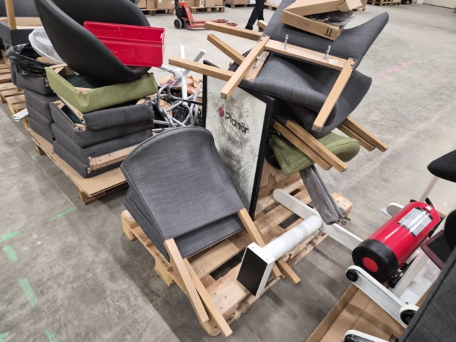 1347218-10 Kontorsmöbler – Blandade modeller, stolar, bord, omonterat