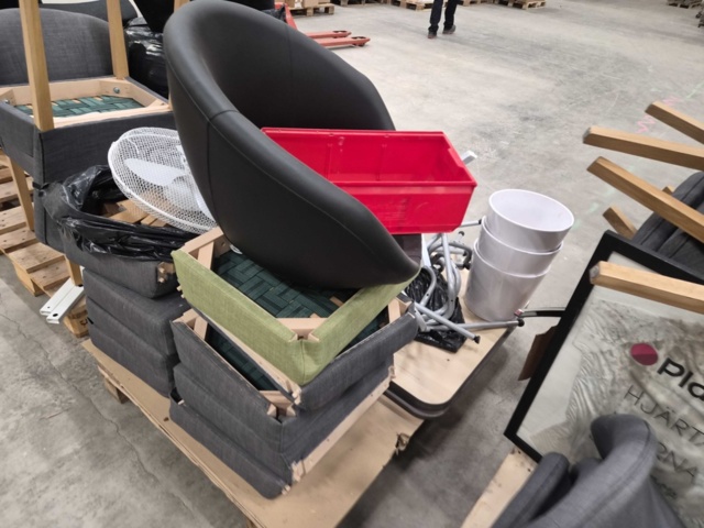 1347218-11 Kontorsmöbler – Blandade modeller, stolar, bord, omonterat