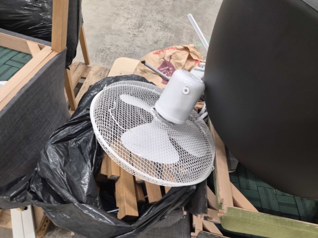 1347218-12 Kontorsmöbler – Blandade modeller, stolar, bord, omonterat