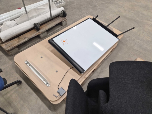 1347218-15 Kontorsmöbler – Blandade modeller, stolar, bord, omonterat