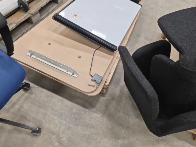 1347218-16 Kontorsmöbler – Blandade modeller, stolar, bord, omonterat