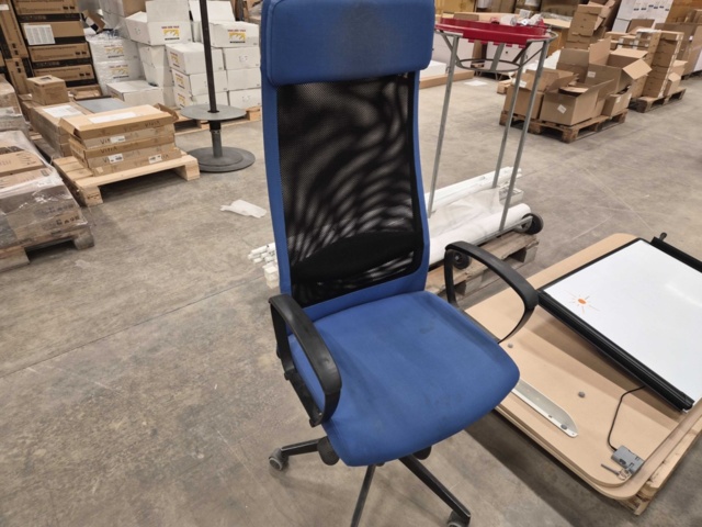 1347218-17 Kontorsmöbler – Blandade modeller, stolar, bord, omonterat