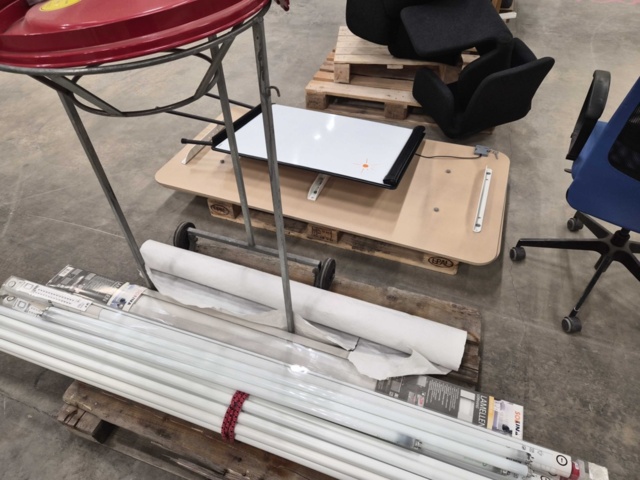 1347218-18 Kontorsmöbler – Blandade modeller, stolar, bord, omonterat