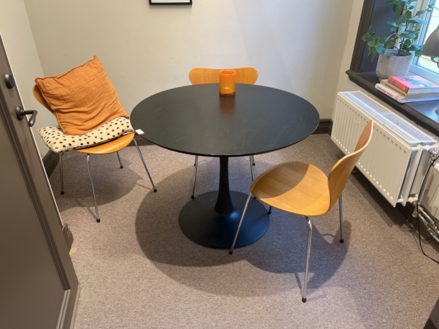 1469650-1 Office furniture - Fritz Hansen chairs and tables