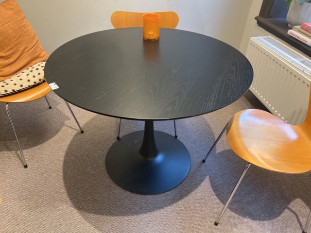 1469650-3 Office furniture - Fritz Hansen chairs and tables
