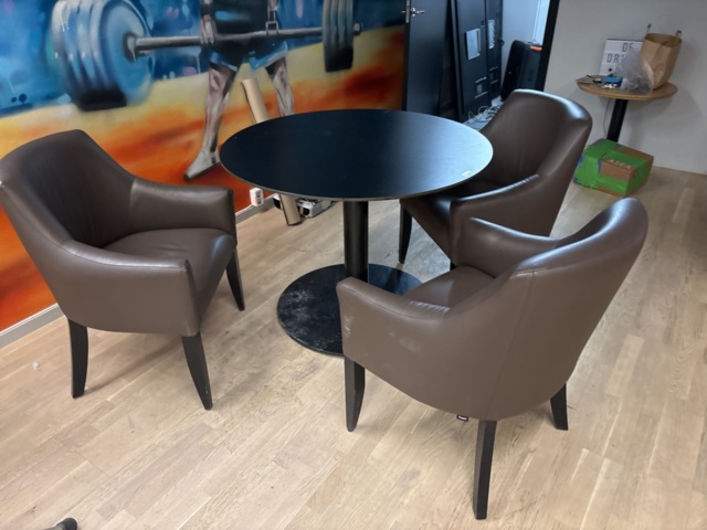 1428547-1 Möblemang - Bord och 3 fotöljer