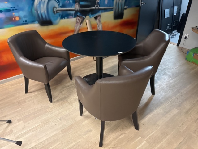 1428547-2 Möblemang - Bord och 3 fotöljer