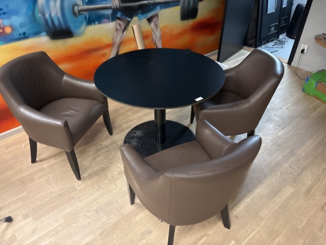 1428547-3 Möblemang - Bord och 3 fotöljer