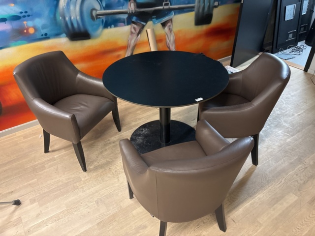 1428547-5 Möblemang - Bord och 3 fotöljer