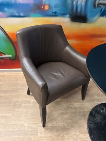 1428547-7 Möblemang - Bord och 3 fotöljer