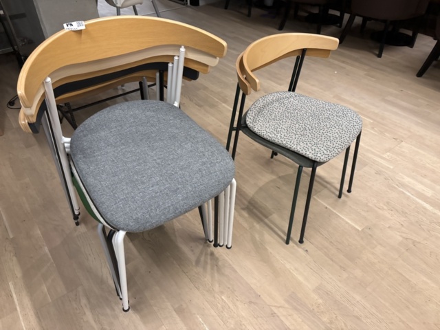 1428551-2 Stolar i diverse färger