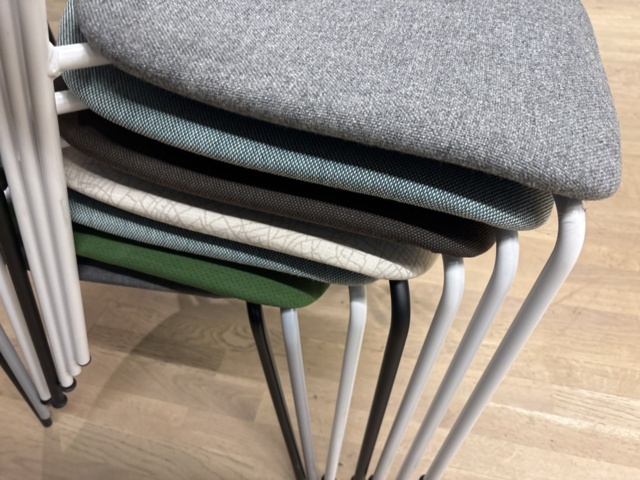 1428551-3 Stolar i diverse färger