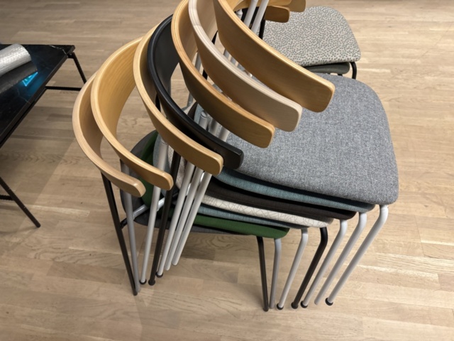 1428551-8 Stolar i diverse färger