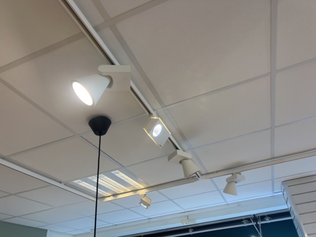 1469803-7 Samlingsobjekt - Spotlights och högtalare med skensystem