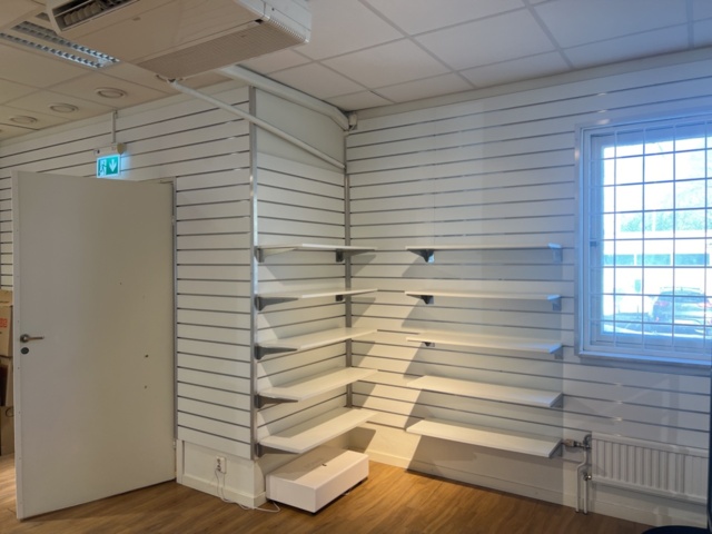 1469804-2 Spårpaneler med hyllplan och speglar