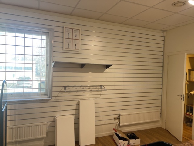 1469804-3 Spårpaneler med hyllplan och speglar