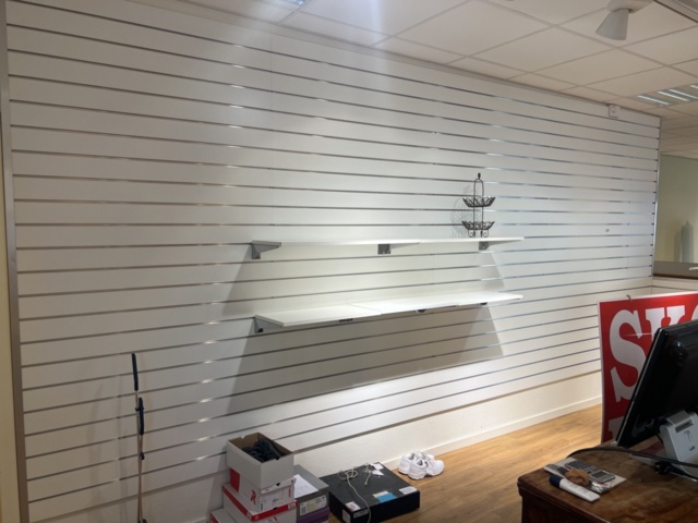 1469804-4 Spårpaneler med hyllplan och speglar