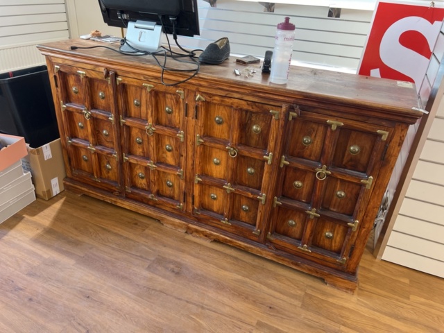 1469805-1 Möbler - Skänk, belysning, byrå