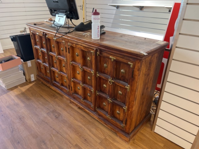 1469805-2 Möbler - Skänk, belysning, byrå