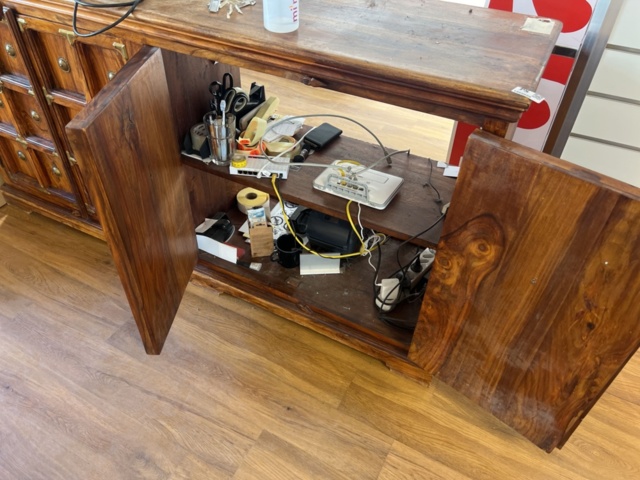 1469805-3 Möbler - Skänk, belysning, byrå