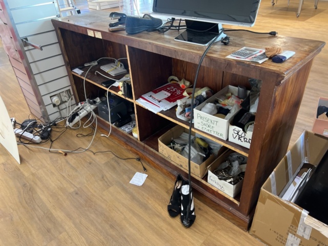 1469805-4 Möbler - Skänk, belysning, byrå