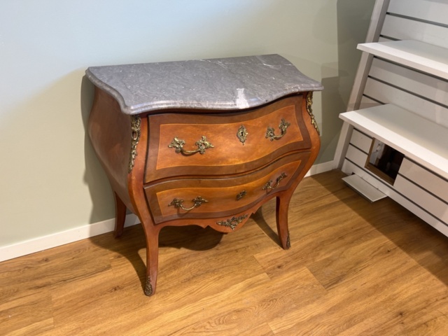 1469805-8 Möbler - Skänk, belysning, byrå