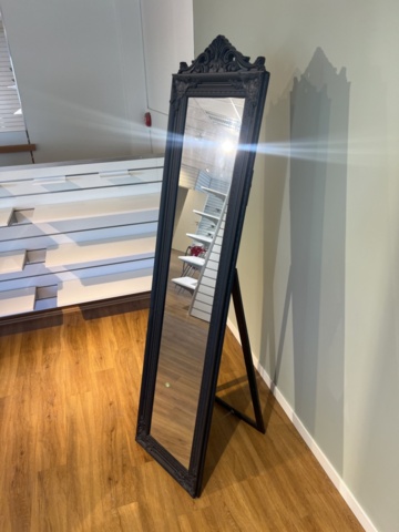 1469805-10 Möbler - Skänk, belysning, byrå