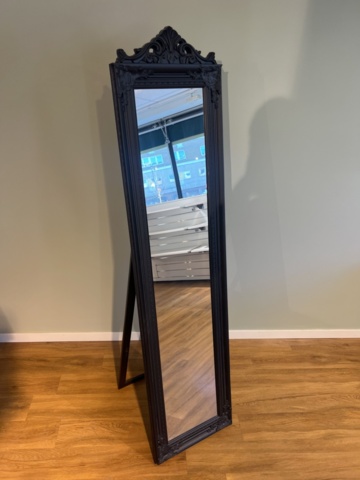 1469805-11 Möbler - Skänk, belysning, byrå