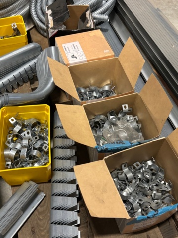 1421737-3 Pallet with cable protection in different sizes