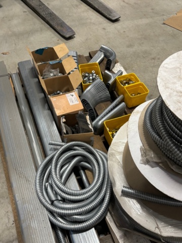 1421737-6 Pallet with cable protection in different sizes