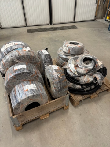 1421734-1 2 pallets with flexible hose in mixed sizes