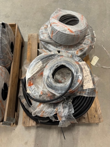 1421734-3 2 pallets with flexible hose in mixed sizes
