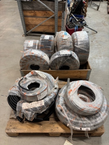 1421734-4 2 pallets with flexible hose in mixed sizes