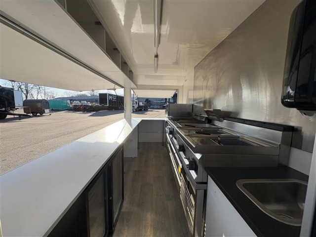 1471258-8 Foodtruck / Försäljningsvagn – Street Food